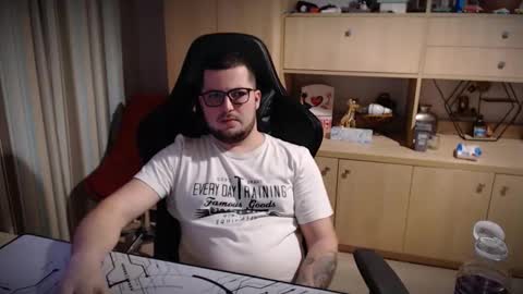 Snapshot of kevinnlovely95 chatting on December 18, 6:47 pm Kevinn online show from December 18, 6:47 pm