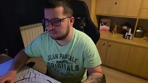 Snapshot of kevinnlovely95 chatting on February 9, 7:34 am Kevinn online show from February 9, 7:34 am