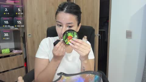 Snapshot of keyn_laurent_ chatting on December 26, 12:14 am Laura online show from December 26, 12:14 am