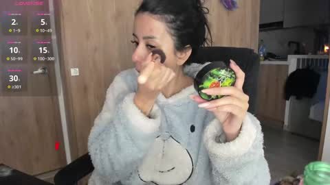 Snapshot of keyn_laurent_ chatting on December 31, 10:58 am Laura online show from December 31, 10:58 am