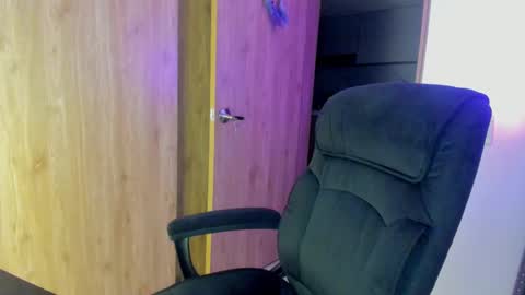 Snapshot of keyn_laurent_ chatting on February 12, 4:12 am Laura online show from February 12, 4:12 am