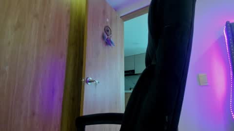 Snapshot of keyn_laurent_ chatting on February 14, 4:09 pm Laura online show from February 14, 4:09 pm