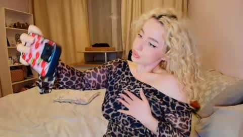 Snapshot of khaleesi_sy chatting on April 11, 5:17 pm Khaleesi online show from April 11, 5:17 pm