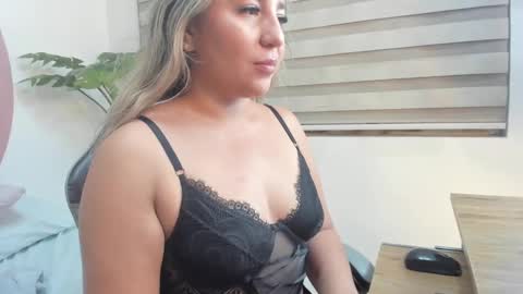 Snapshot of kiara_mirren chatting on September 26, 3:32 am K I A R A online show from September 26, 3:32 am