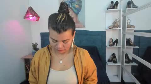 Snapshot of kiaraxmilf chatting on March 15, 3:18 pm kiaraXMlif online show from March 15, 3:18 pm