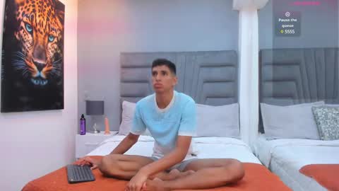 Snapshot of kieran_derek chatting on December 23, 3:40 am Kieran Derek online show from December 23, 3:40 am