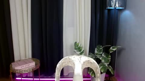 Im Mia online show from October 12, 11:09 am