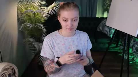 Snapshot of kiki_shay chatting on December 22, 10:07 pm Kiki online show from December 22, 10:07 pm