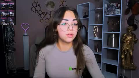 Snapshot of kiki_swan chatting on November 21, 9:30 am kiki_swan online show from November 21, 9:30 am