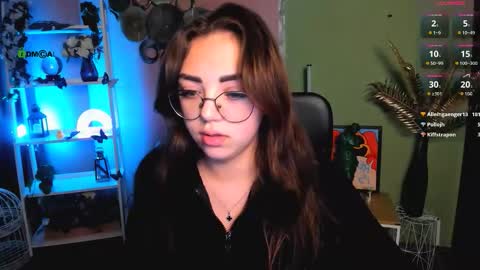 Snapshot of kiki_swan chatting on December 2, 8:19 am kiki_swan online show from December 2, 8:19 am