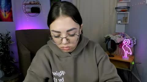 Snapshot of kiki_swan chatting on January 19, 6:50 am kiki_swan online show from January 19, 6:50 am