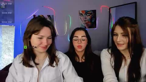 Snapshot of kiki_swan chatting on February 7, 10:57 pm kiki_swan online show from February 7, 10:57 pm