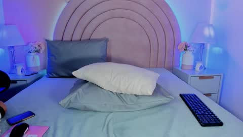 KI KI online show from October 25, 8:03 pm