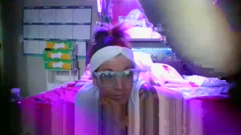 kikilovespartylights online show from March 9, 5:50 pm