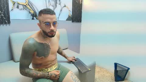 Snapshot of kile_nolan chatting on October 31, 10:44 pm kile online show from October 31, 10:44 pm