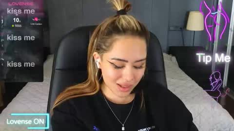 Snapshot of kim_brownie chatting on October 22, 8:47 am Kim online show from October 22, 8:47 am