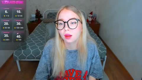 Snapshot of kim_girl_next_door chatting on December 14, 8:41 am KIM online show from December 14, 8:41 am