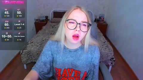 Snapshot of kim_girl_next_door chatting on January 12, 8:08 am KIM online show from January 12, 8:08 am