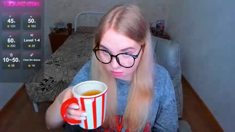 Snapshot of kim_girl_next_door chatting on February 1, 10:14 am KIM online show from February 1, 10:14 am