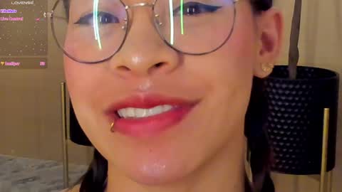 Snapshot of kim_hiltoon chatting on December 18, 3:04 am KIM online show from December 18, 3:04 am