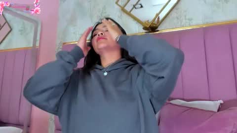  KIM  online show from February 18, 2:40 am