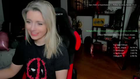 Snapshot of kimilee22 chatting on February 15, 8:38 pm Wolfs Girl online show from February 15, 8:38 pm