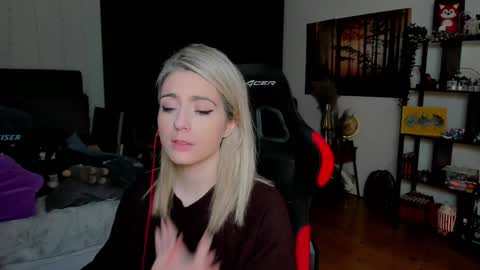 Snapshot of kimilee22 chatting on February 20, 3:12 pm Wolfs Girl online show from February 20, 3:12 pm