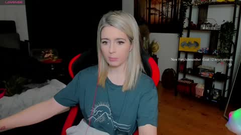 Snapshot of kimilee22 chatting on March 4, 6:47 pm Wolfs Girl online show from March 4, 6:47 pm