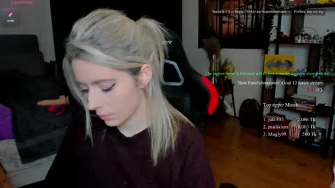 Snapshot of kimilee22 chatting on March 6, 5:20 pm Wolfs Girl online show from March 6, 5:20 pm