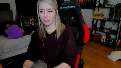 Snapshot of kimilee22 chatting on March 14, 7:41 pm Wolfs Girl online show from March 14, 7:41 pm