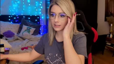 Snapshot of kimilee22 chatting on March 19, 7:07 pm Wolfs Girl online show from March 19, 7:07 pm