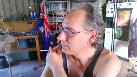 kimintheshed online show from December 3, 9:51 am