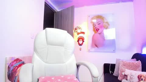 kimmberly_saenz_ online show from December 28, 10:55 pm