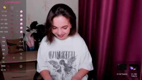 Snapshot of kindhazelhere_ chatting on February 24, 8:17 am Hazel online show from February 24, 8:17 am