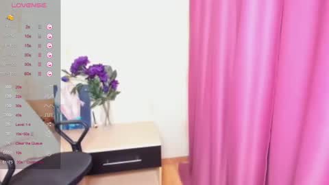 Snapshot of kindhazelhere_ chatting on February 27, 11:59 pm Hazel online show from February 27, 11:59 pm