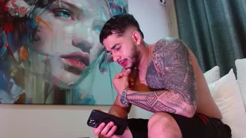 Snapshot of king_falconer chatting on February 18, 3:24 am Angel Falconer online show from February 18, 3:24 am