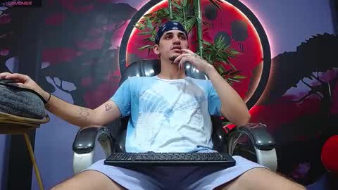 Snapshot of king_voy chatting on November 17, 8:03 pm king voy online show from November 17, 8:03 pm