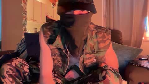 Snapshot of kinksterarmyboi chatting on April 4, 7:17 am kinksterarmyboi online show from April 4, 7:17 am