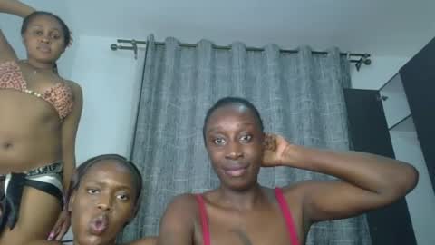 Snapshot of kinky_leila chatting on June 19, 9:29 pm kinky_leila online show from June 19, 9:29 pm