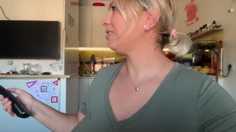 Snapshot of kiradivine chatting on September 20, 9:43 am KiraDivine online show from September 20, 9:43 am