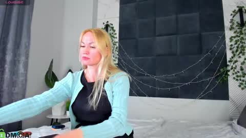 KiraSun online show from February 12, 11:49 am