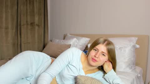 Kira online show from November 10, 5:01 pm