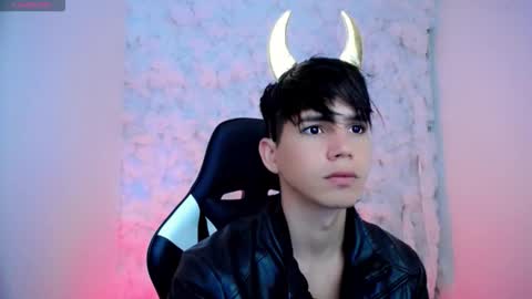 kiss_whitee online show from October 19, 4:29 pm