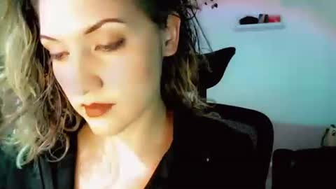 Snapshot of kissahsins chatting on November 11, 3:06 am Kissah Kreampuff online show from November 11, 3:06 am