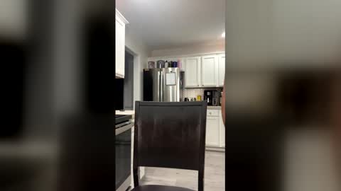 Snapshot of kissedbybee123 chatting on March 12, 4:29 am Bee online show from March 12, 4:29 am