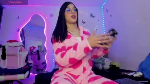Snapshot of kisses_of_daniela chatting on May 7, 4:07 am kisses_of_daniela online show from May 7, 4:07 am
