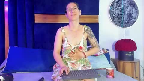 Kissing Company online show from May 14, 3:35 am