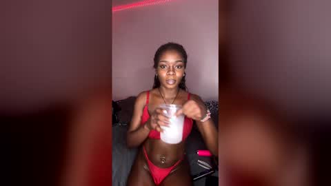 kissmyhipss online show from April 4, 6:00 am