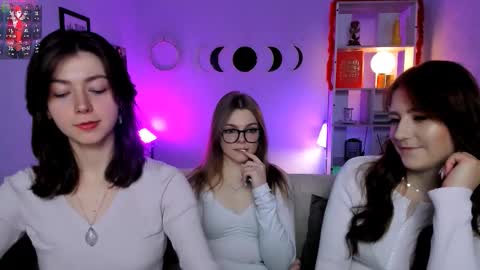 kitniss online show from March 8, 8:12 pm