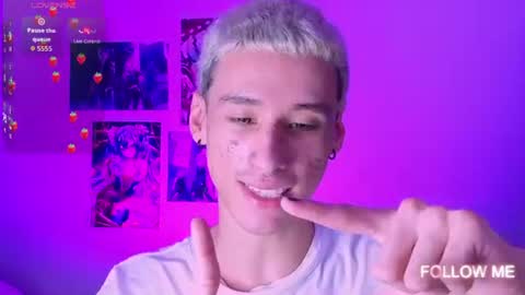 Snapshot of kitsuneplay_ chatting on August 8, 9:28 pm Salvatore online show from August 8, 9:28 pm